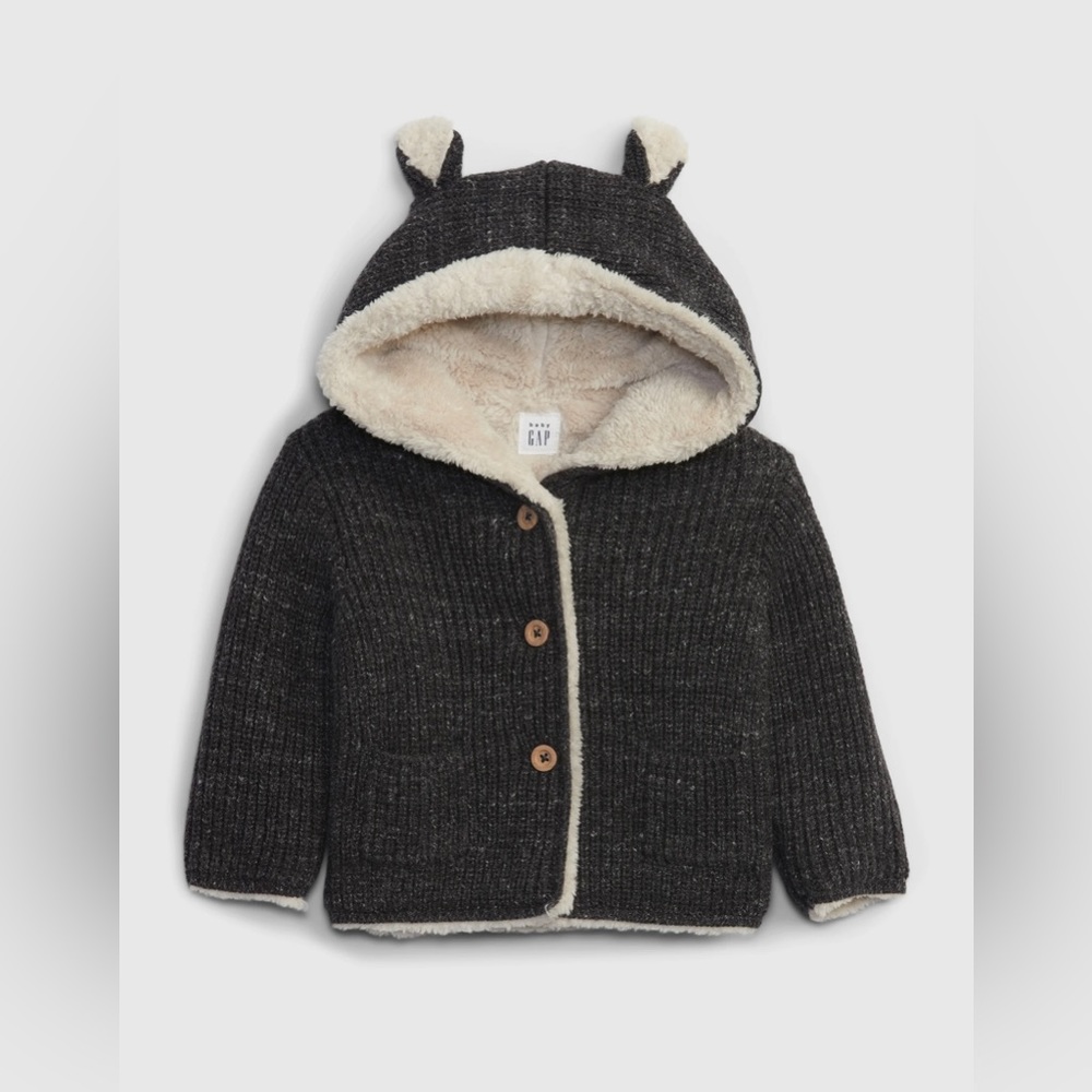 Beautiful sweater from “Baby Gap” to keep your baby warm 💛🤩